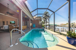 Gulf Access, Heated Saltwater Pool, Mini golf, Movie Room, Sleeps 10 - Cape Coral Beach House
